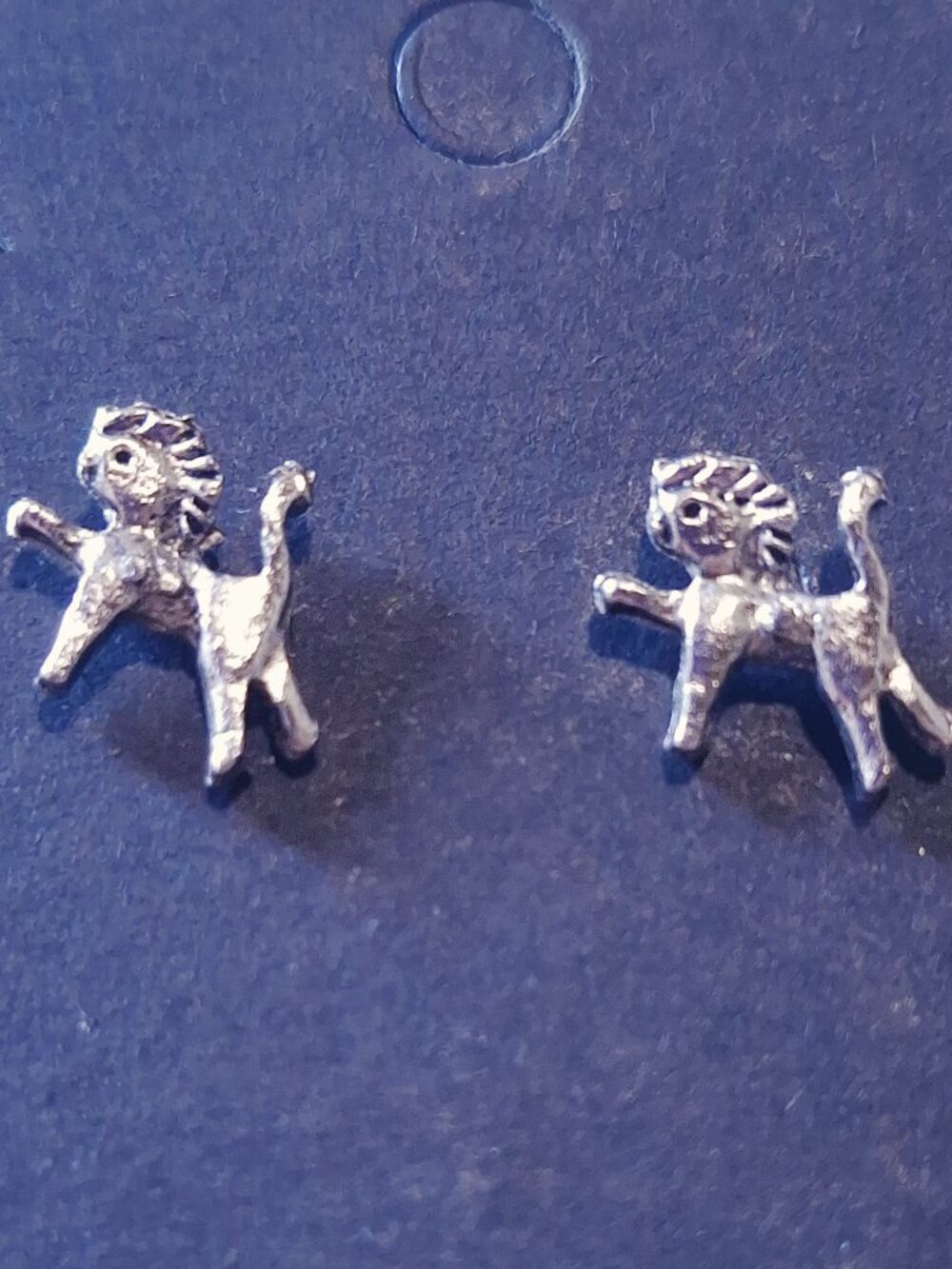 🦁 Vintage Mini Lion Stud Earrings – Silver‑Tone Metal